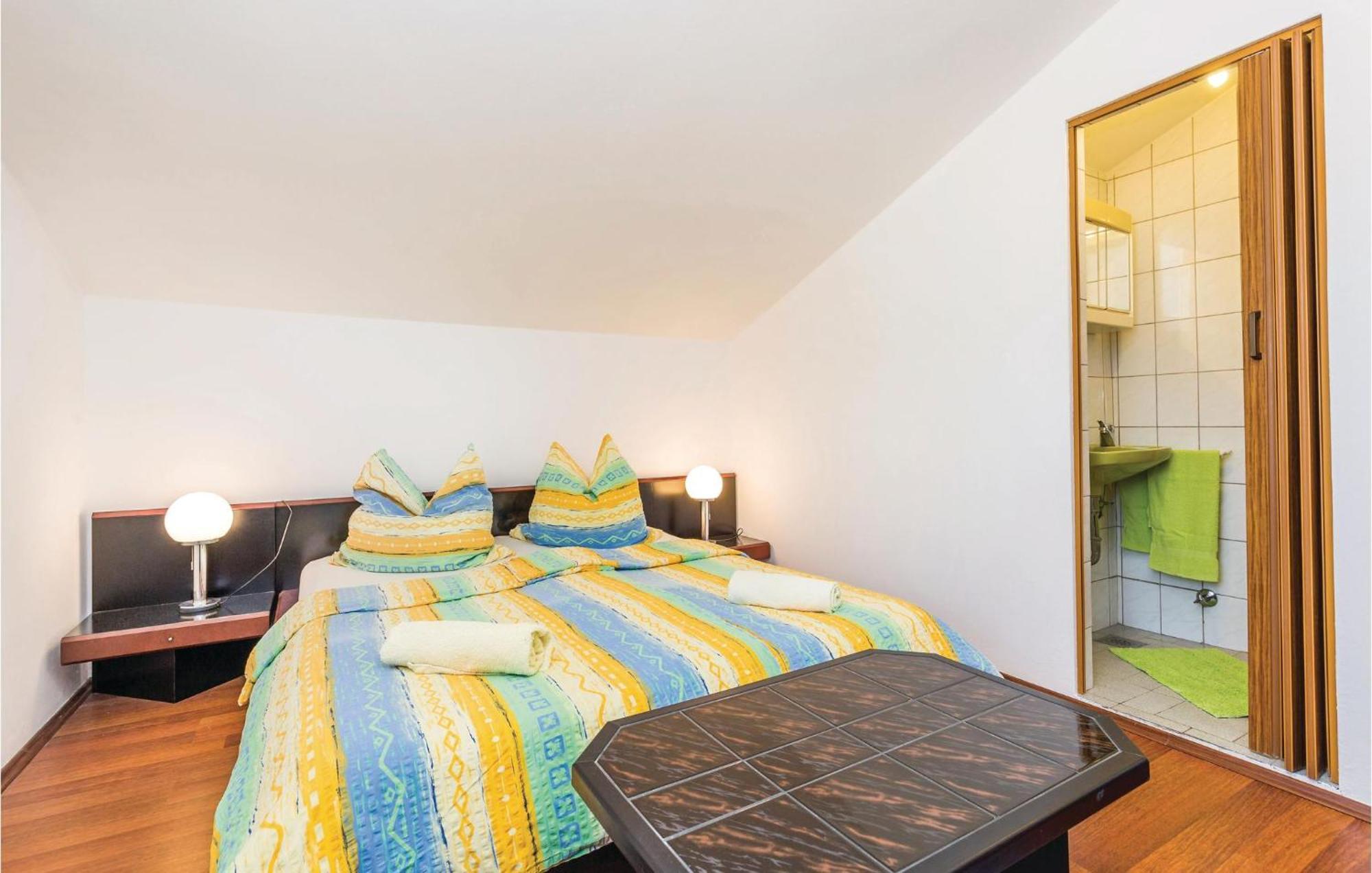 Lovely Apartment In Kampor With Kitchen Exteriér fotografie