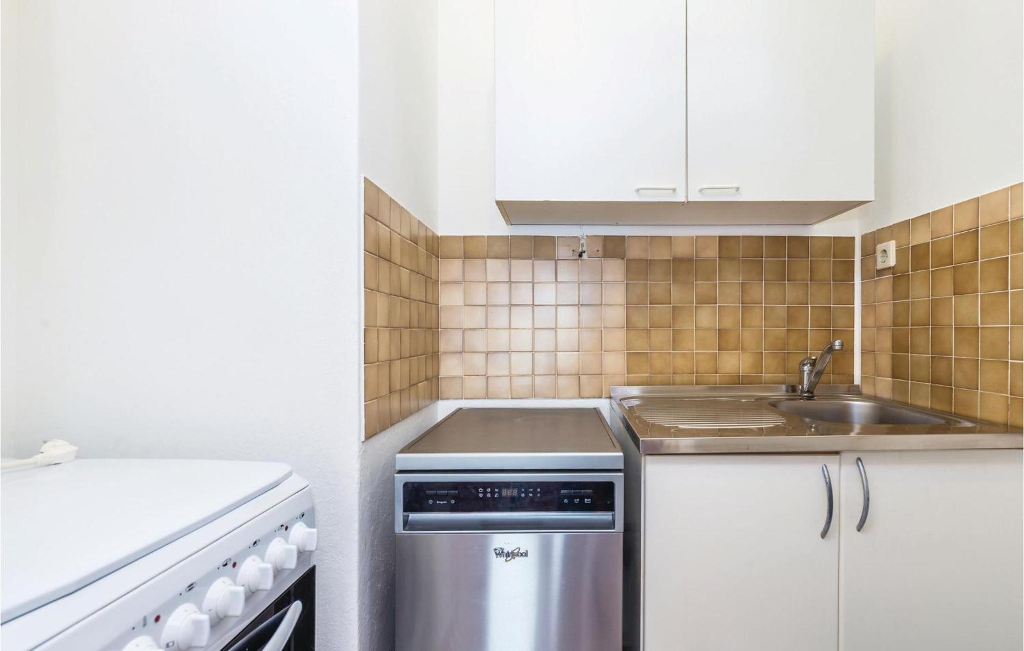 Lovely Apartment In Kampor With Kitchen Exteriér fotografie