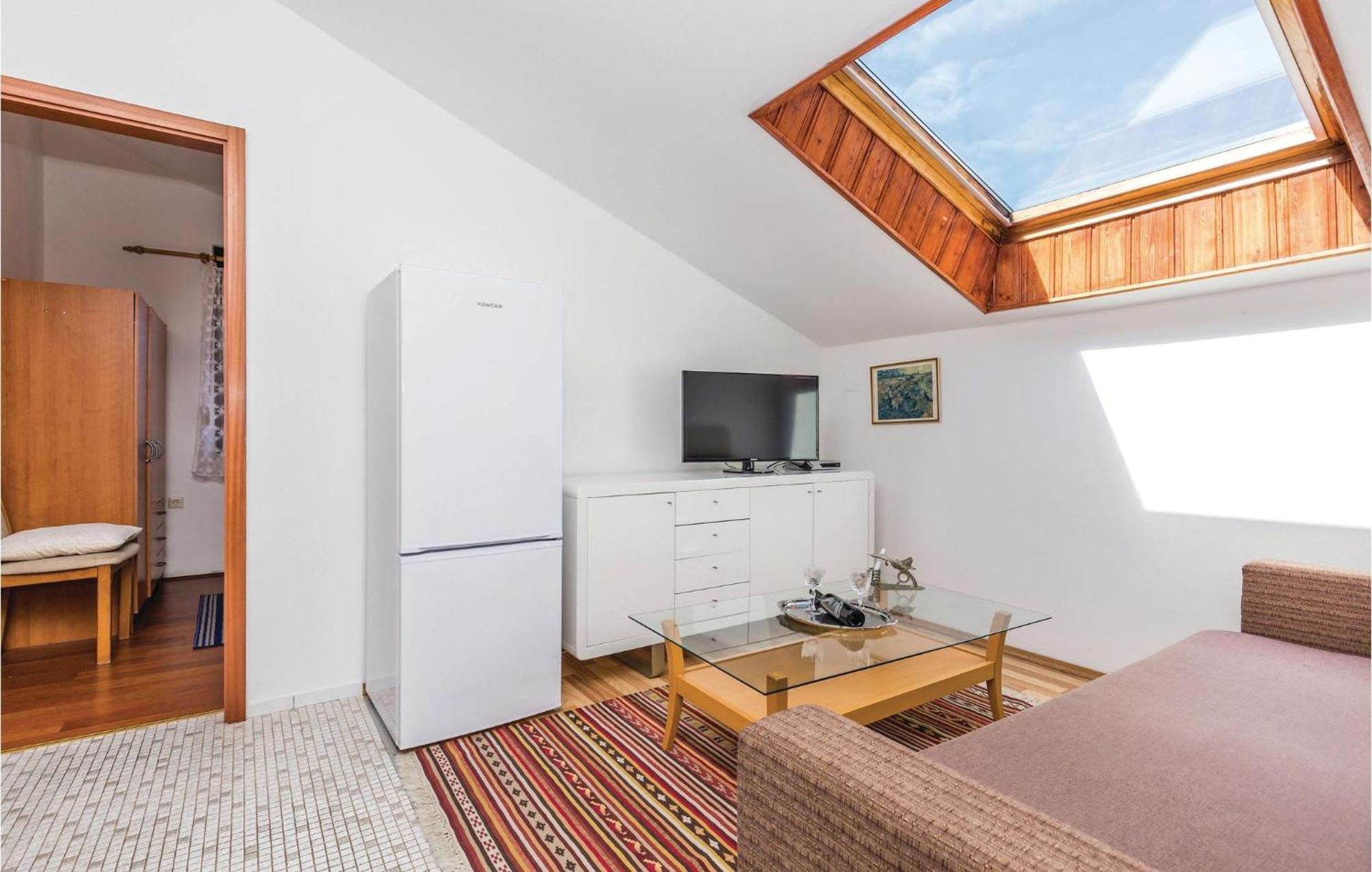 Lovely Apartment In Kampor With Kitchen Exteriér fotografie