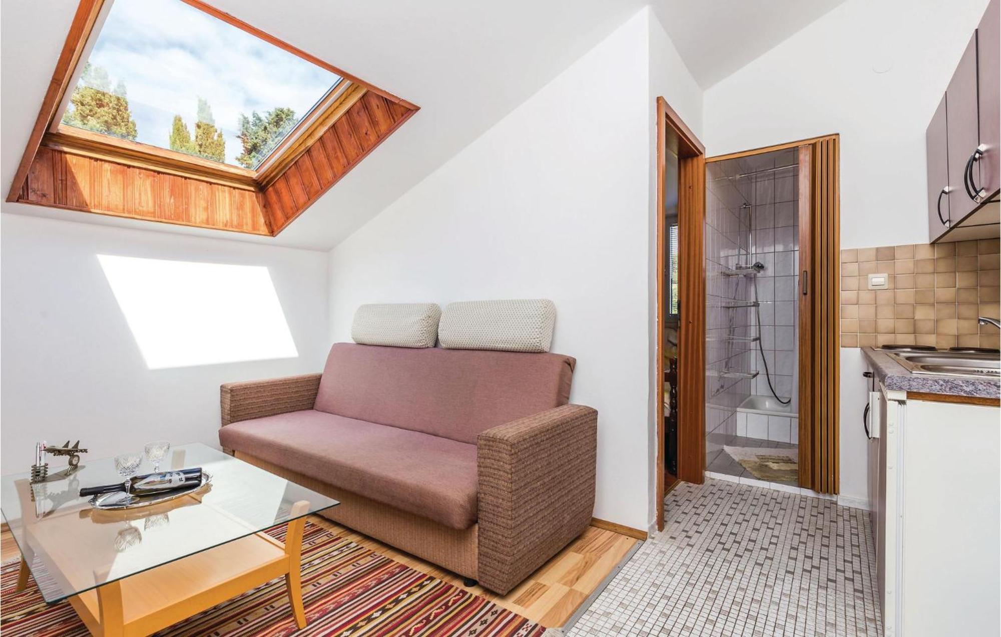 Lovely Apartment In Kampor With Kitchen Exteriér fotografie