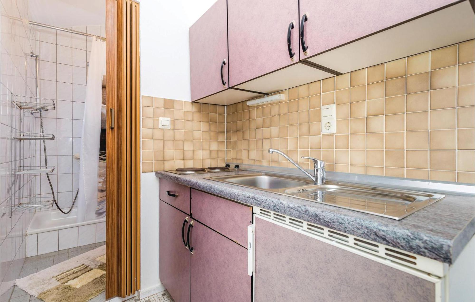 Lovely Apartment In Kampor With Kitchen Exteriér fotografie