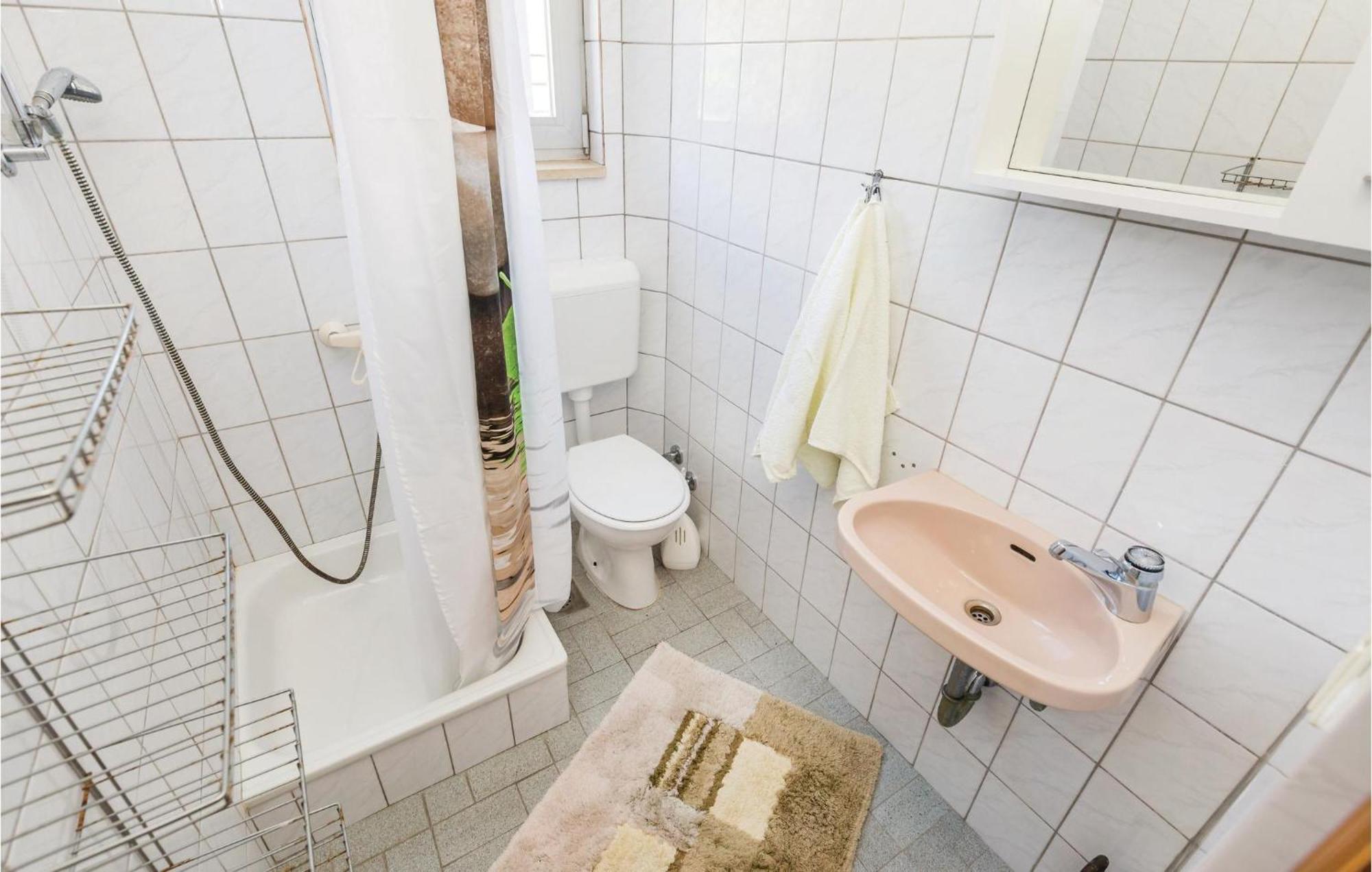 Lovely Apartment In Kampor With Kitchen Exteriér fotografie